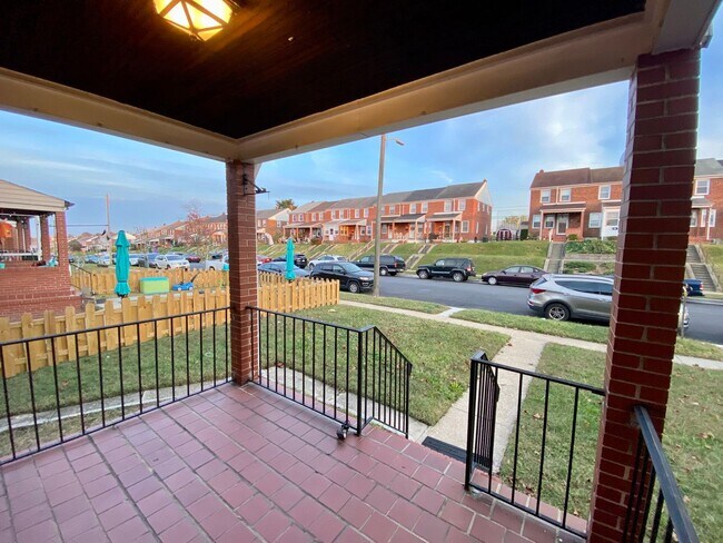 Building Photo - Two-Bedroom End-of-Group Home in Eastwood ...