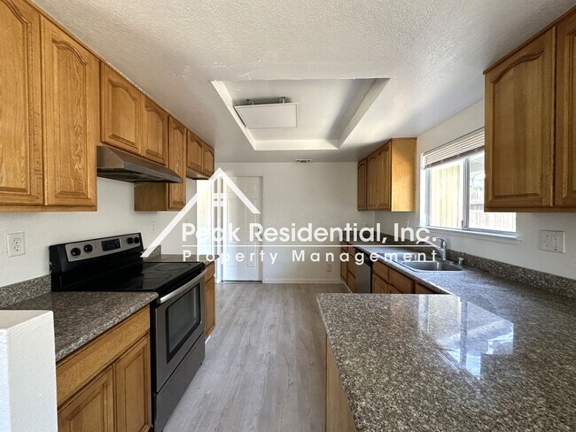 Building Photo - Spacious 3bd/2ba House with 2 Car Garage