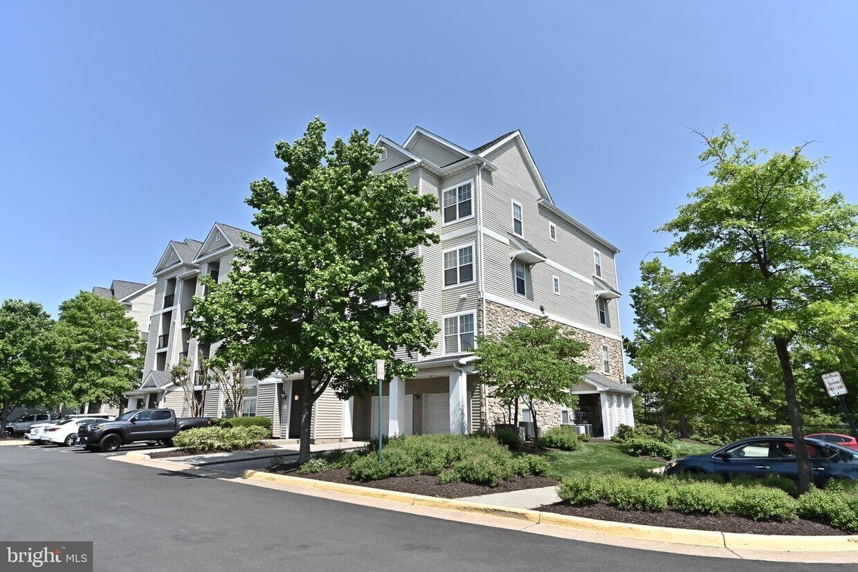 5123 Travis Edward Way Unit I, Centreville, VA 20120 Apartment for