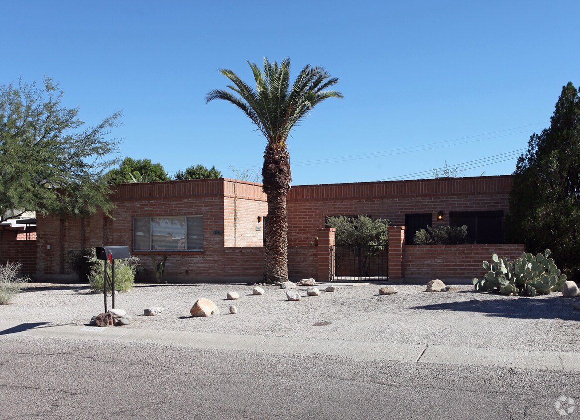 Primary Photo - 3144-3146 N Vista Del Forte
