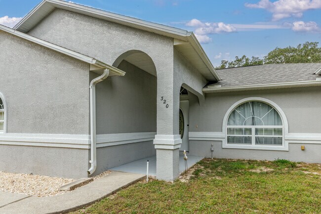 Building Photo - 320 N Fresno Ave