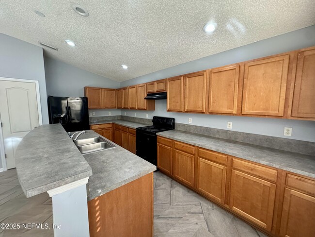 Foto del edificio - 11690 Brian Lakes Dr N