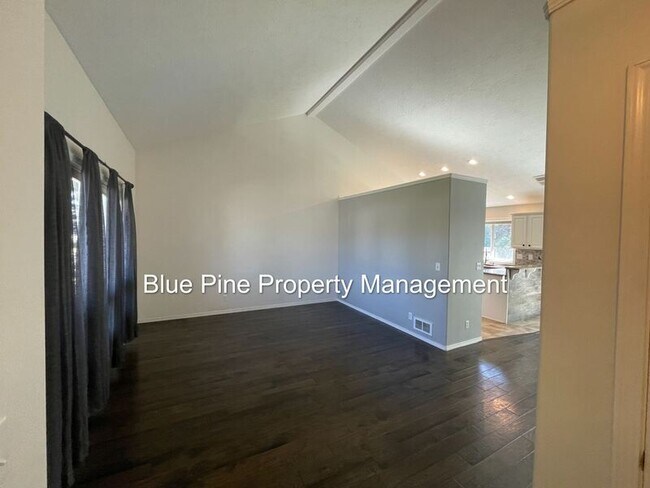 Foto del edificio - 1374 Walstrom Ln