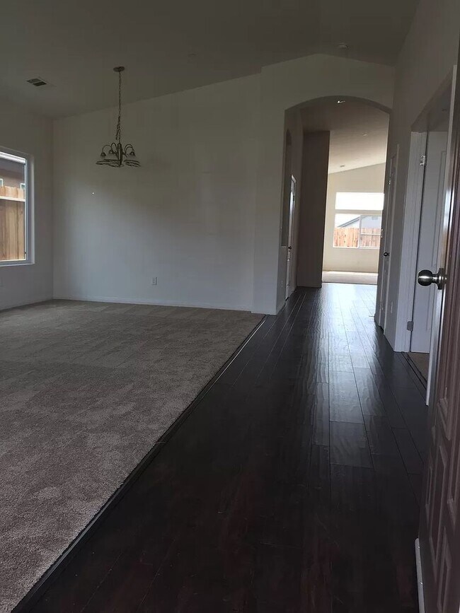 Foto del edificio - 5 bedrooms 2 baths house-SW Bakersfield
