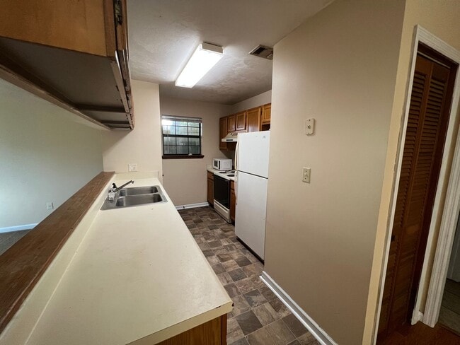 Building Photo - Cute 2 bedroom 2 bathroom townhome close t...