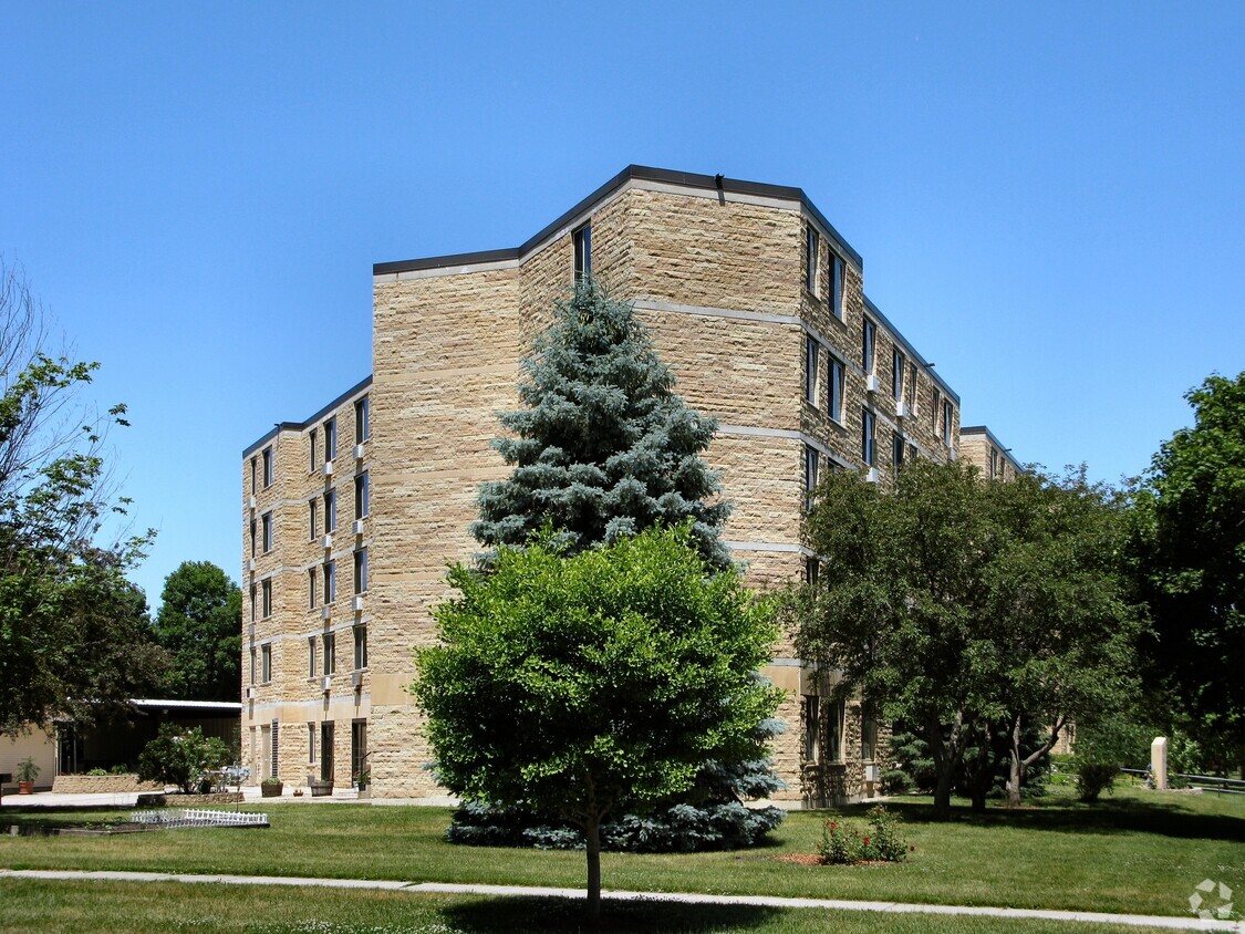 View to the north from Elm Street/South 4th Street - Parkview Manor