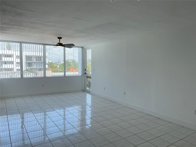 Foto del edificio - 8233 Harding Ave