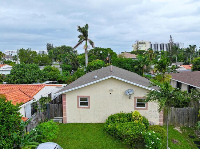 Foto del edificio - 1561 NE 109th St