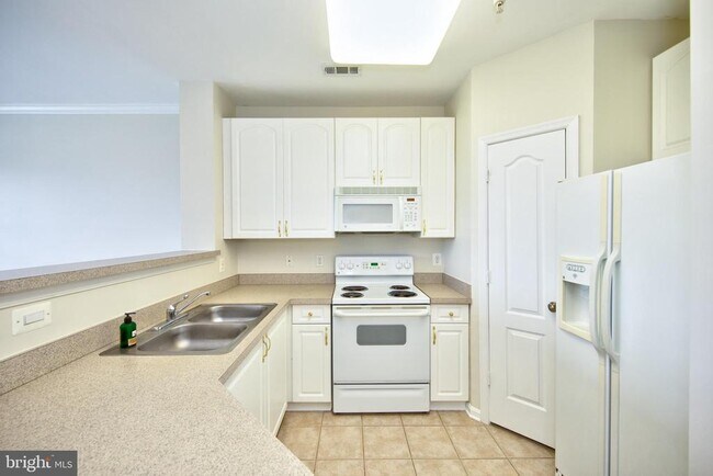 Building Photo - 400 Symphony Cir
