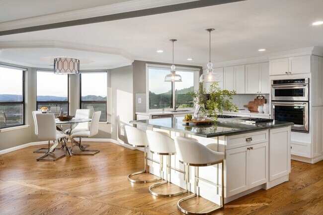 Foto del edificio - 4 Bed 3.5 Bath In Round Hill Estates North