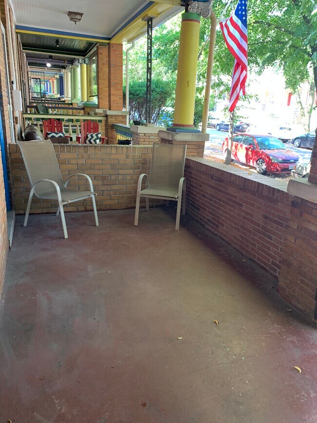 Porche frontal grandes - 3041 Guilford Ave
