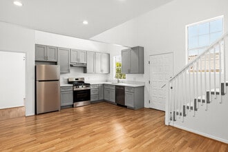 Building Photo - 523 B St