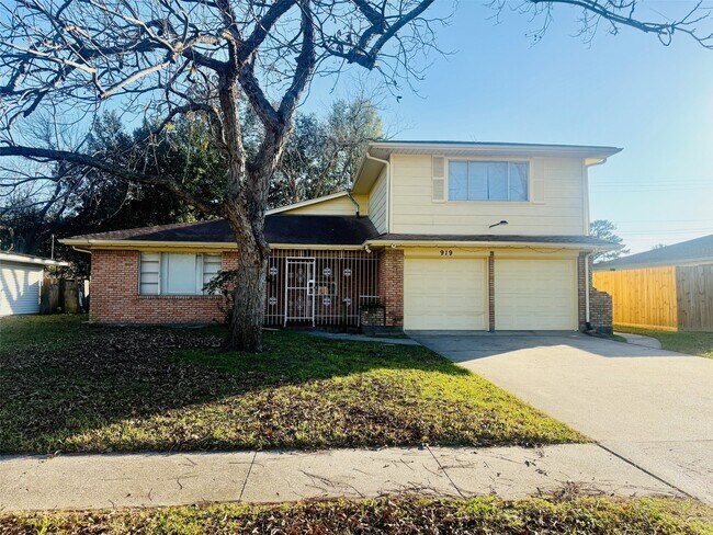 Building Photo - 919 Saddle Rock Dr