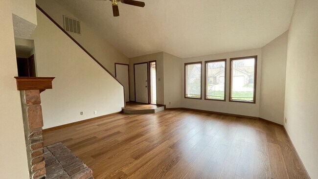 Building Photo - Condo…2 bedroom 2 bath