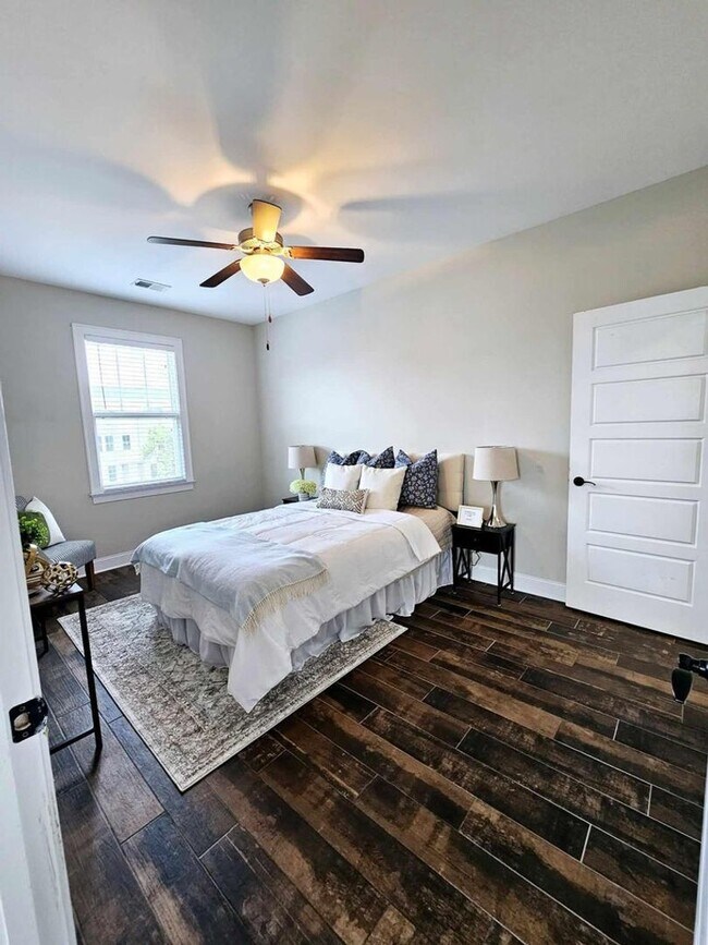 Building Photo - Downtown 1 Bedroom Apartment!
