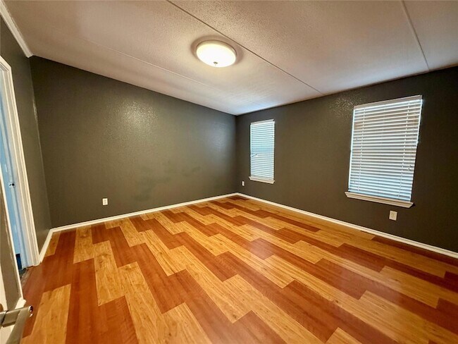 Building Photo - 107 Shady Oaks Dr