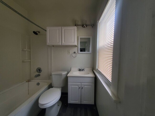 Foto del edificio - 2833 E 127th St