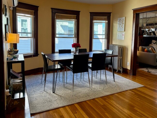 Building Photo - 17 Sunset St