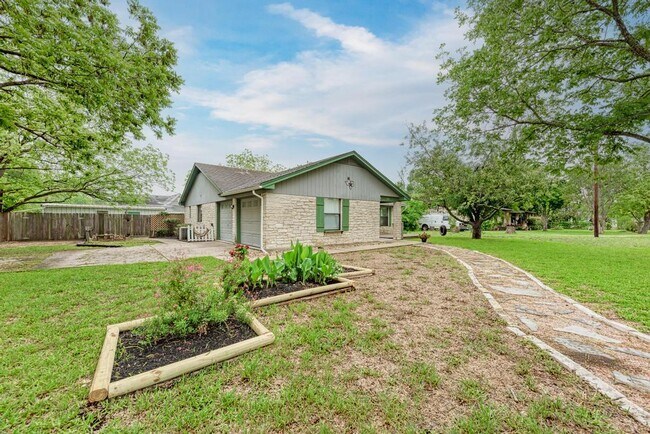 Building Photo - 103 Hutto St