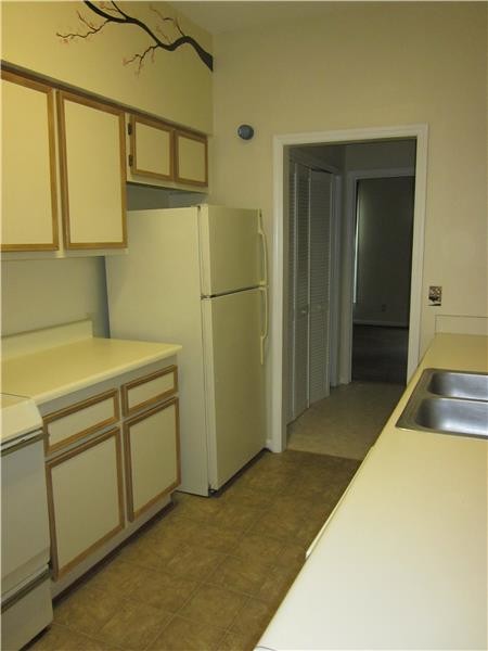 Building Photo - 418 E Hall St