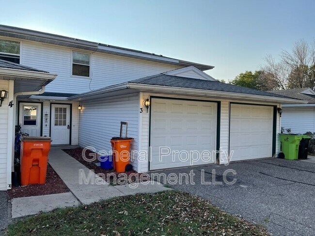 Foto del edificio - 2 Bedroom, 1.5 Bathroom Townhouse With Att...