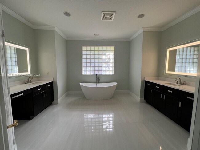 Foto del edificio - 780 Regal Cove Rd
