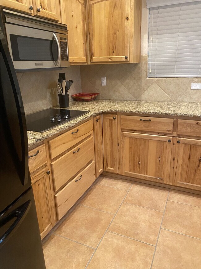 Building Photo - 3080 Shoshone Dr