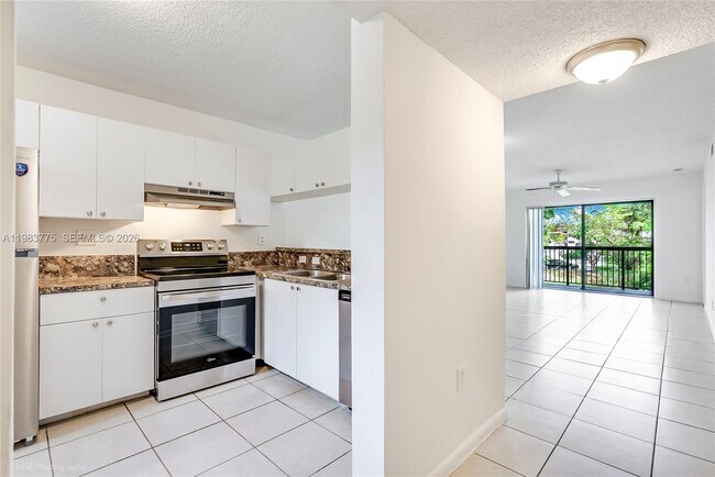 Foto del edificio - 9992 Nob Hill Pl