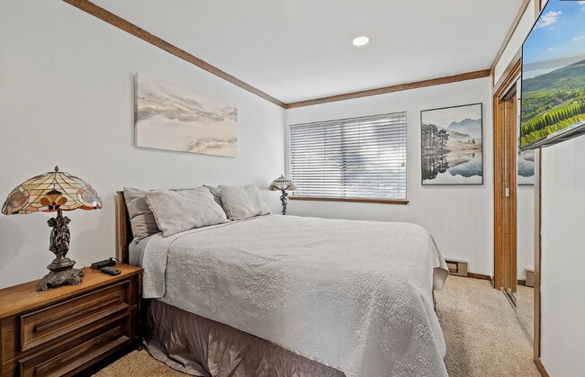 Foto del edificio - Fully Furnished 2 Bed / 2 Bath Corner Unit...