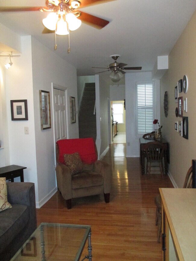 Foto del edificio - Federal Hill Renovated 2BR/2BA Townhome - ...