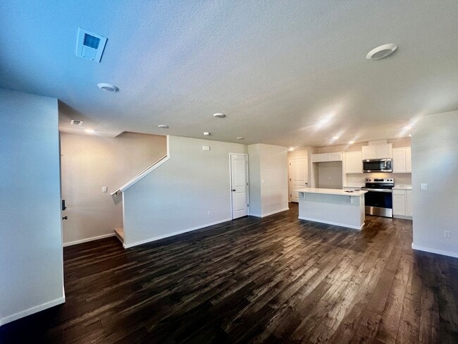 Foto del edificio - FREE RENT New Beauty! Location, location!!...