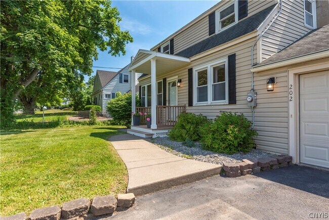 Building Photo - 202 Fairway Dr