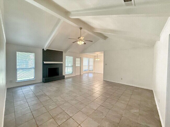 Foto del edificio - Charming Single-Story Corner Lot Home with...