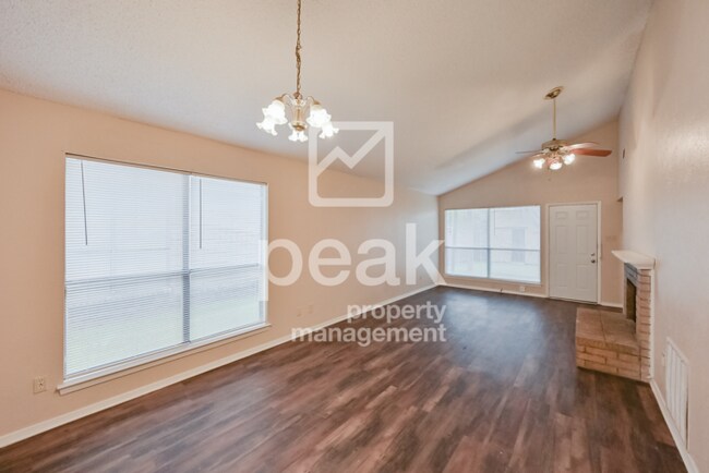 Foto del edificio - $1,475! 2/Bed1.5Bath duplex in Arlington! Apply by 1/21 to Save $300!