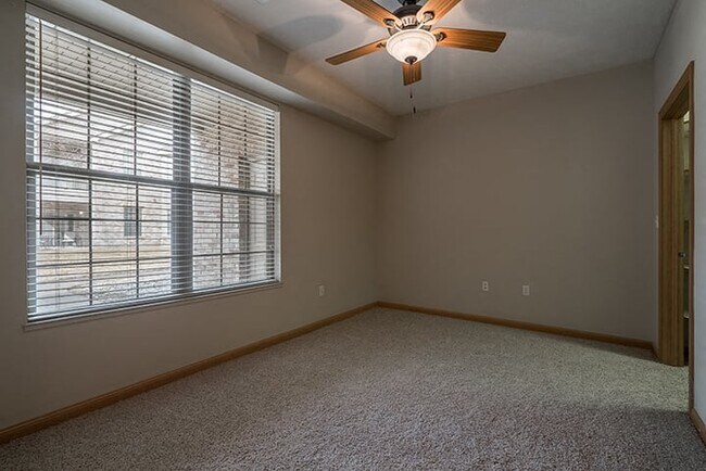 Las grandes ventanas del dormitorio dejan entrar mucha luz. - Stone Creek Villas