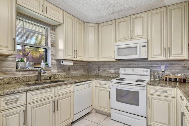 Building Photo - 7627 Courtyard Run W