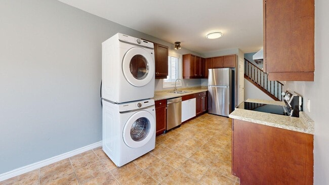 Photo du bâtiment - SPACIOUS THREE BEDROOM UPPER UNIT FOR RENT