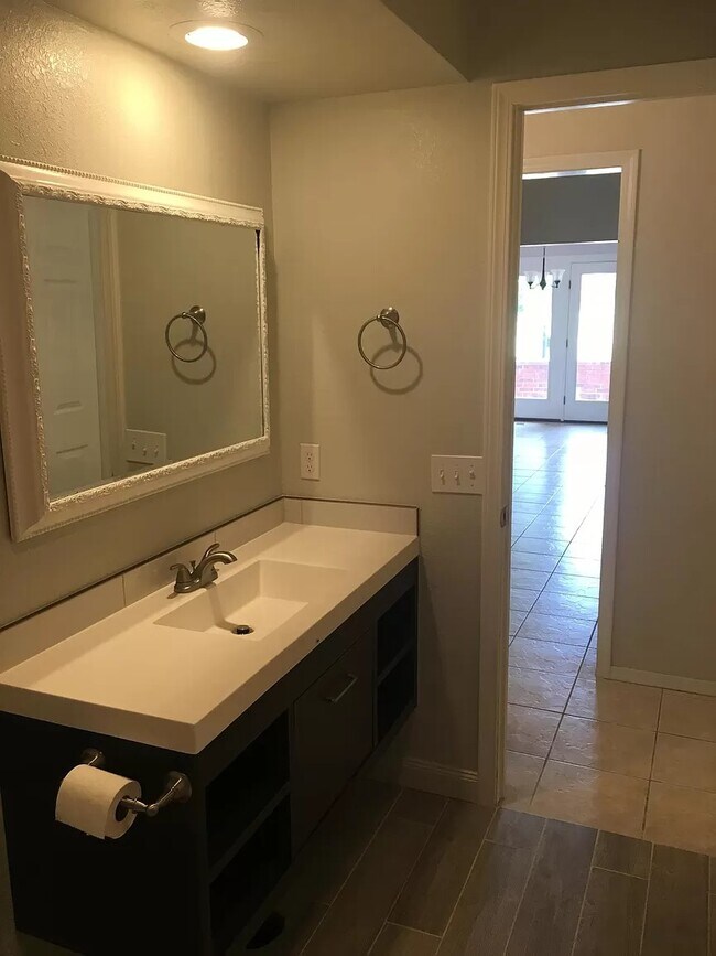 Building Photo - Golfcourse townhome, quality updates