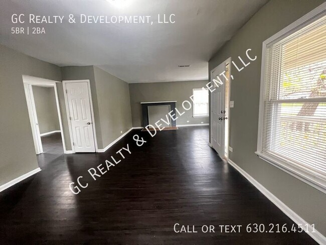 Building Photo - *** 5 BDRM / 2 FULL BTH / APPL INCL / WASH...