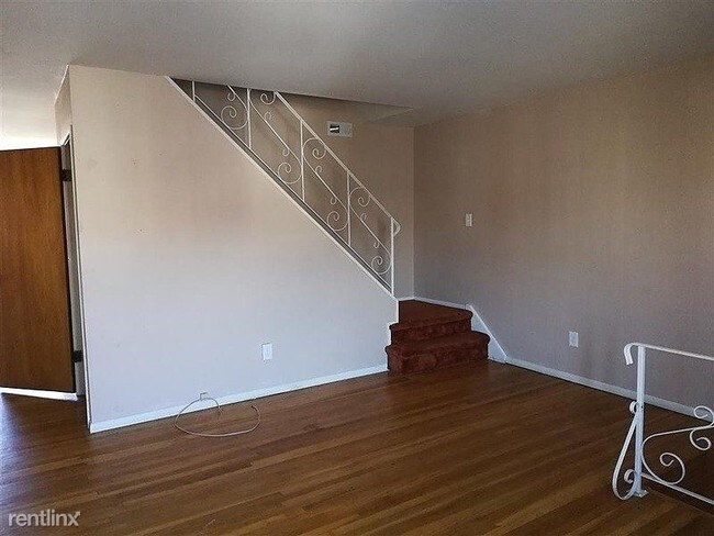 Building Photo - 3 br, 2.5 bath Townhome - 3419 Brookview Road