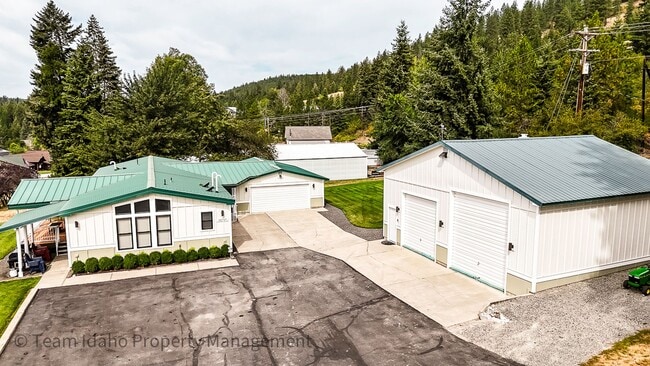 Building Photo - Fully furnished and stocked Single Level H...