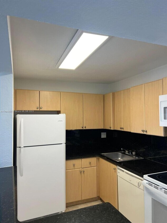 Foto principal - 7110 NW 179th St