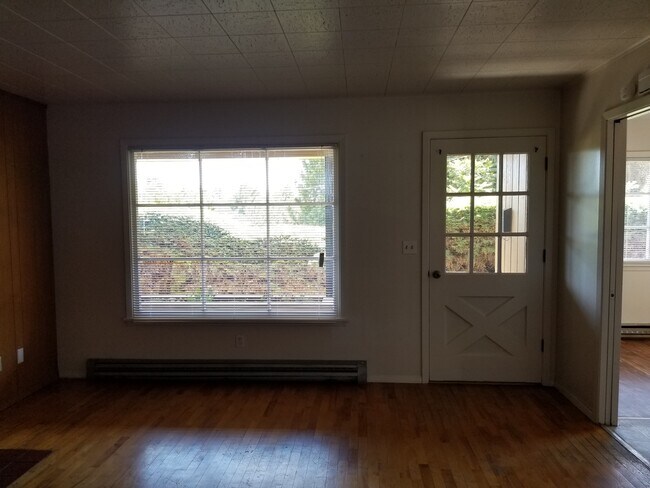 Foto del edificio - Occupied, do not disturb tenants. 2br duplex with carport and stackable washer/dryer included!