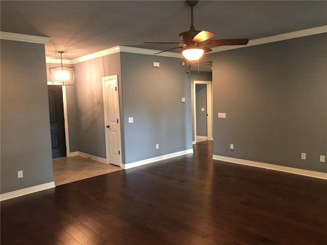 Building Photo - 709 Olivia Ln