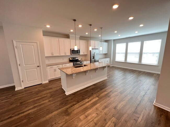 Building Photo - Spacious, Like-New Townhome with Premium F...