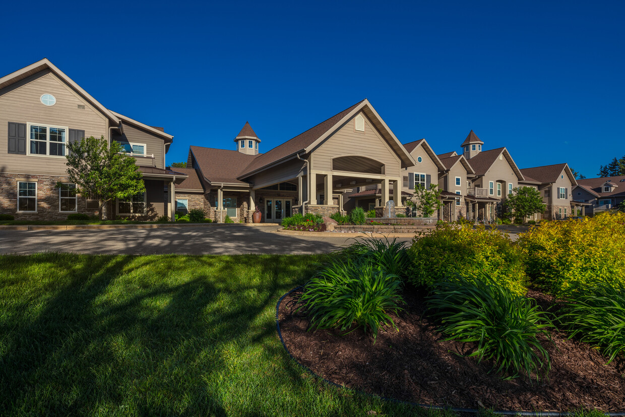 Beautifully landscaped grounds - Brownridge Terrace