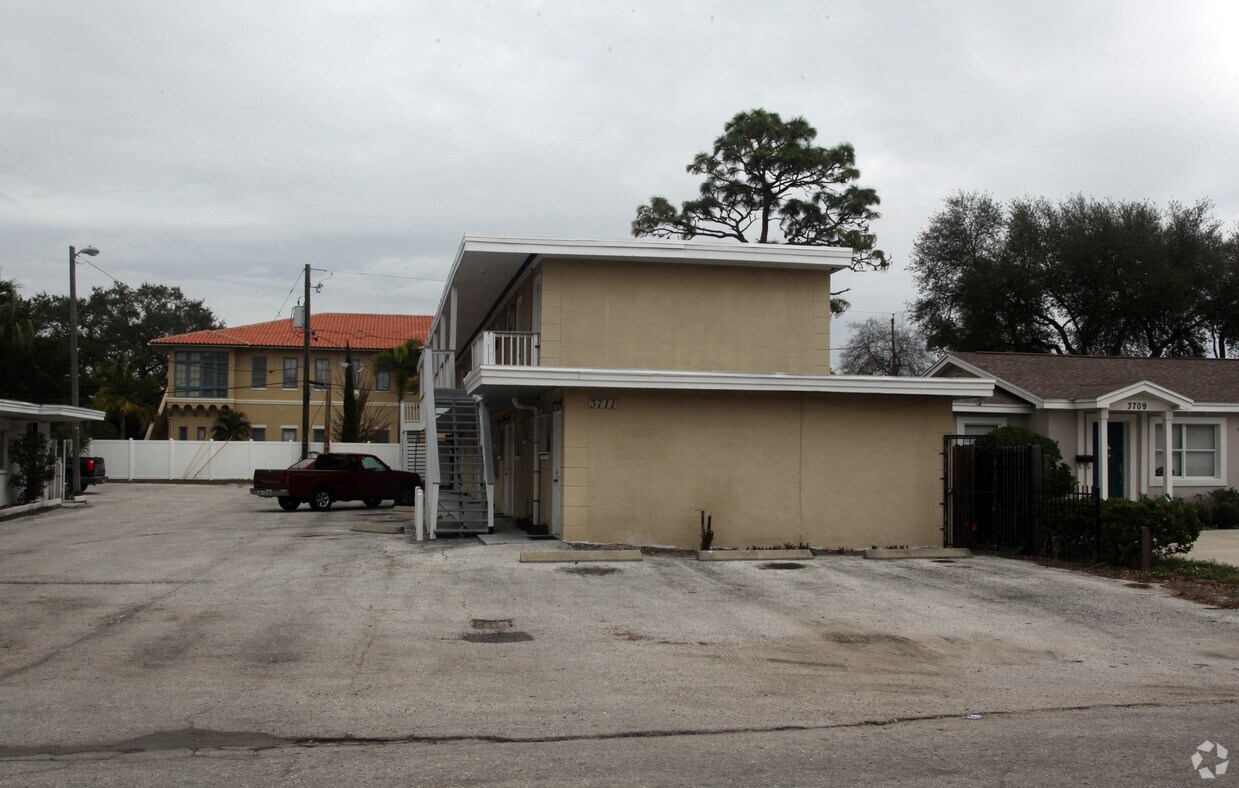 Foto del edificio - 3711 W Mckay Ave