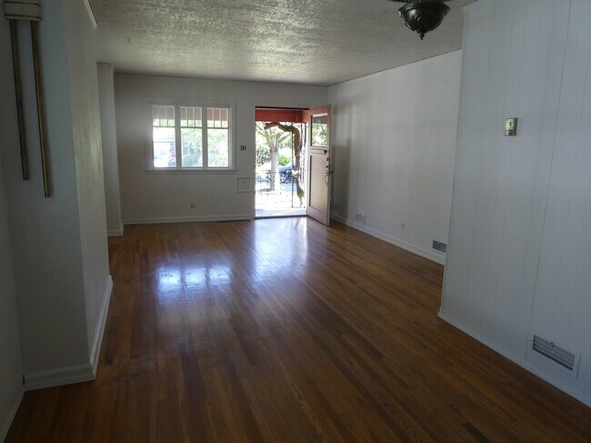 Building Photo - 2150 N Saratoga St