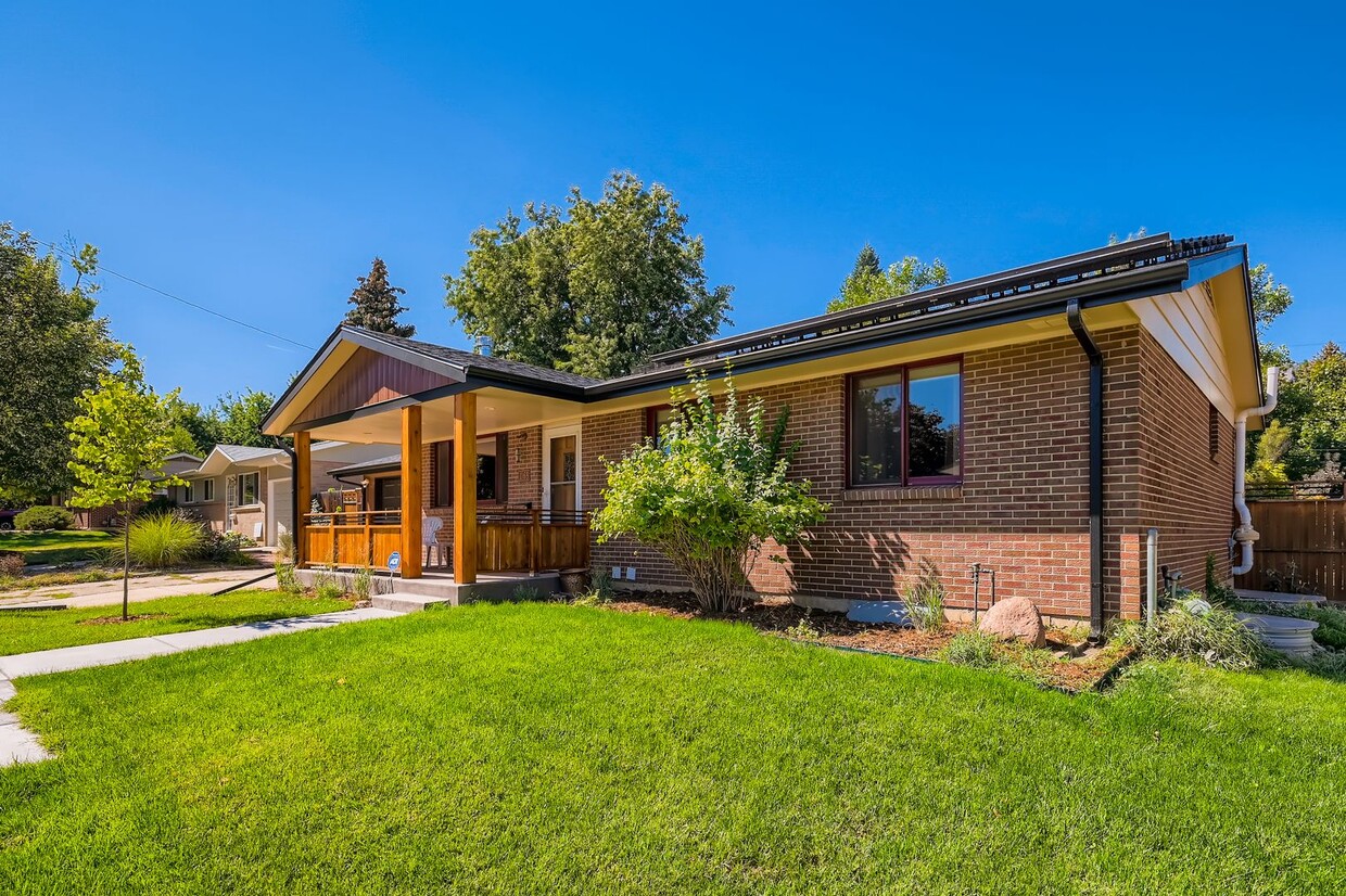 Primary Photo - Sun Filled 4B/2.5B in Table Mesa - Availab...