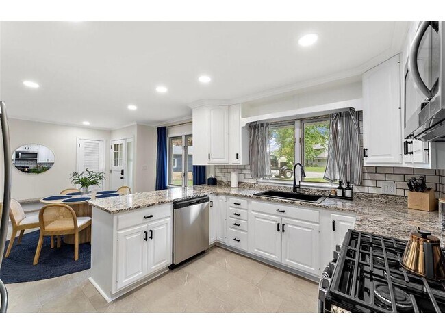 Foto del edificio - 1424 Vista Ln SW